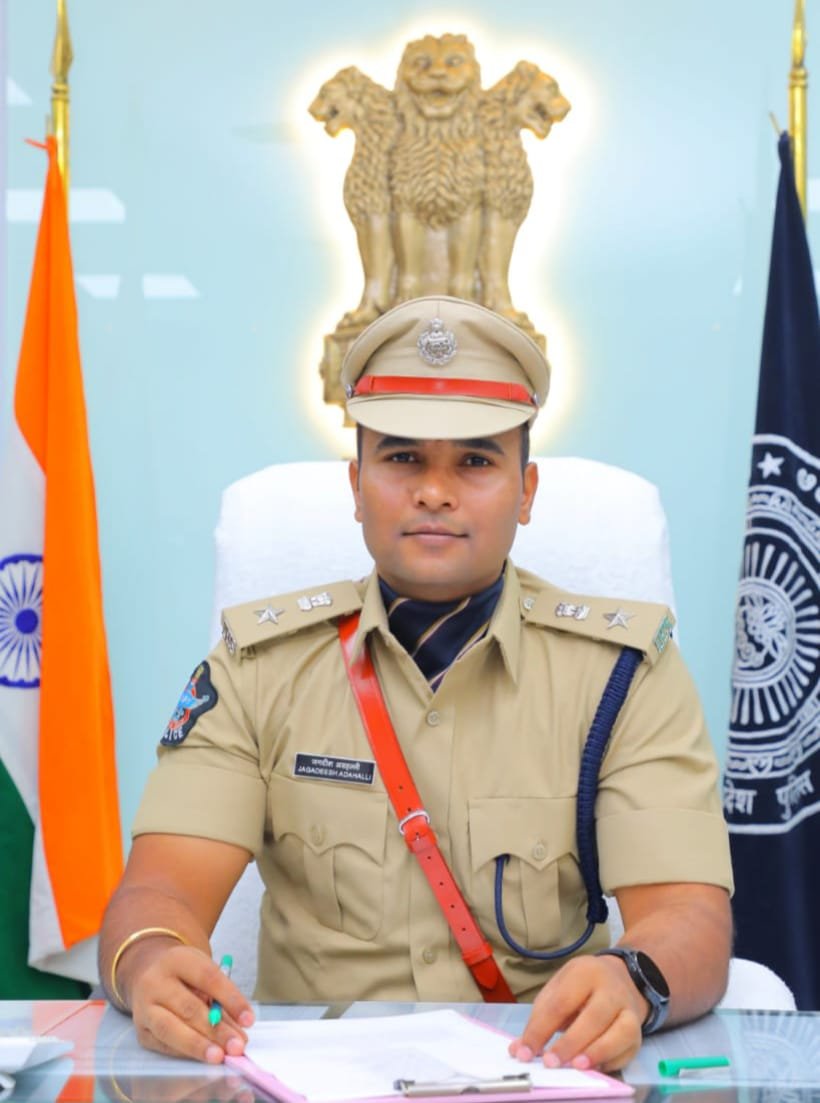 *പൂട്ടിയ വീട് നിരീക്ഷണ സംവിധാനം (LHMS)**നിങ്ങളുടെ വീട് പൂട്ടി നഗരത്തിന് പുറത്തേക്ക് പോകുകയാണോ? നിങ്ങളുടെ വീടിന്റെ സുരക്ഷയ്ക്കായി പോലീസിനെ അറിയിക്കുക.*