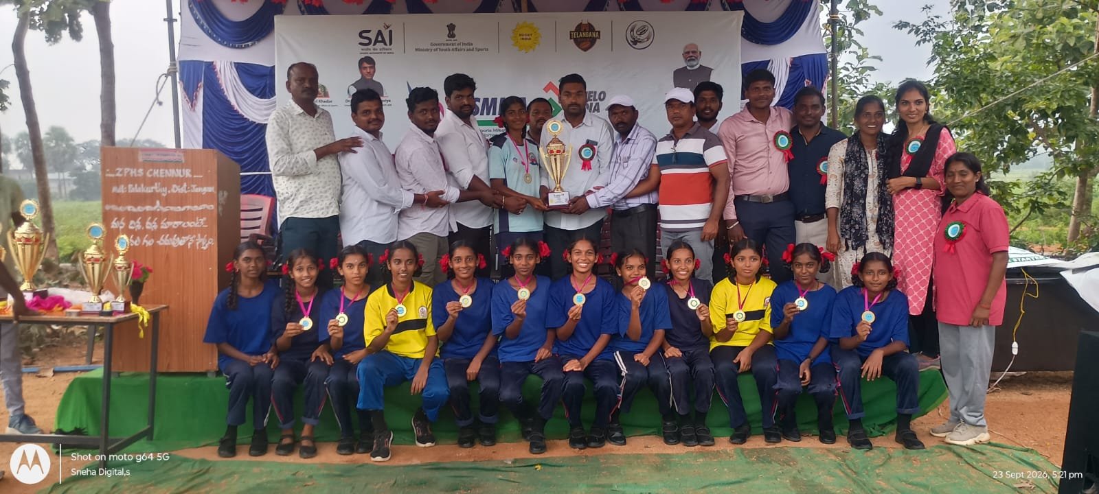 హైవేపై అడ్డంగా చెట్టు.. రాకపోకలకు తీవ్ర అంతరాయం..