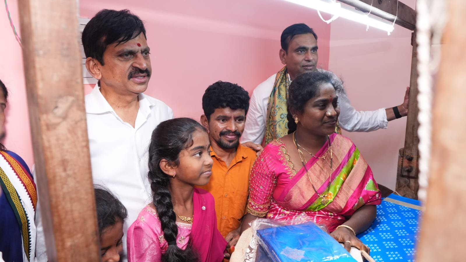 పలు అన్నదాన కార్యక్రమాలు పాల్గొన్న లంక నితీష్ మైలవరం