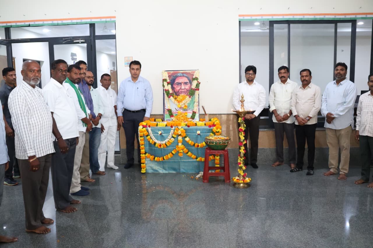 అత్యంత వైభవంగా శ్రీ విజయ దుర్గా దేవి శరన్నవరాత్రి ఉత్సవాలు: ధర్మకర్త బంగారు లక్ష్మి ఆధ్వర్యంలో భక్తిశ్రద్ధలతో సాగిన ‘ఉడుపురాట’ మహోత్సవం!