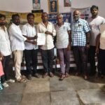 యువతకు అండగా సర్పంచ్ విక్రమ్.42వేల విలువ గల మైక్ సెట్ బహుకారణ