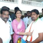 బహుమతులు అందజేసిన తెలుగుదేశం పార్టీ యువజన నాయకుడు లంక నితీష్ మైలవరం పున్నమి న్యూస్ ప్రతినిధి ఎన్టీఆర్ జిల్లా మైలవరం