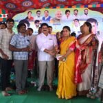 విశాఖ లో విఘ్నేశ్వరుడి వినూత్న రూపాలు! భక్తికి సృజనాత్మకత తోడై.. విశాఖలో కొలువుతీరనున్న ప్రత్యేక గణపతులు రుద్రాక్షలు.. గాజులు.. ఖర్జూరాలు.. శంఖాలు.. మొక్కలతో అద్భుత ప్రతిమలు