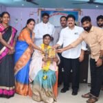 విద్యార్థులకు ఏకరూప దుస్తుల పంపిణీ
