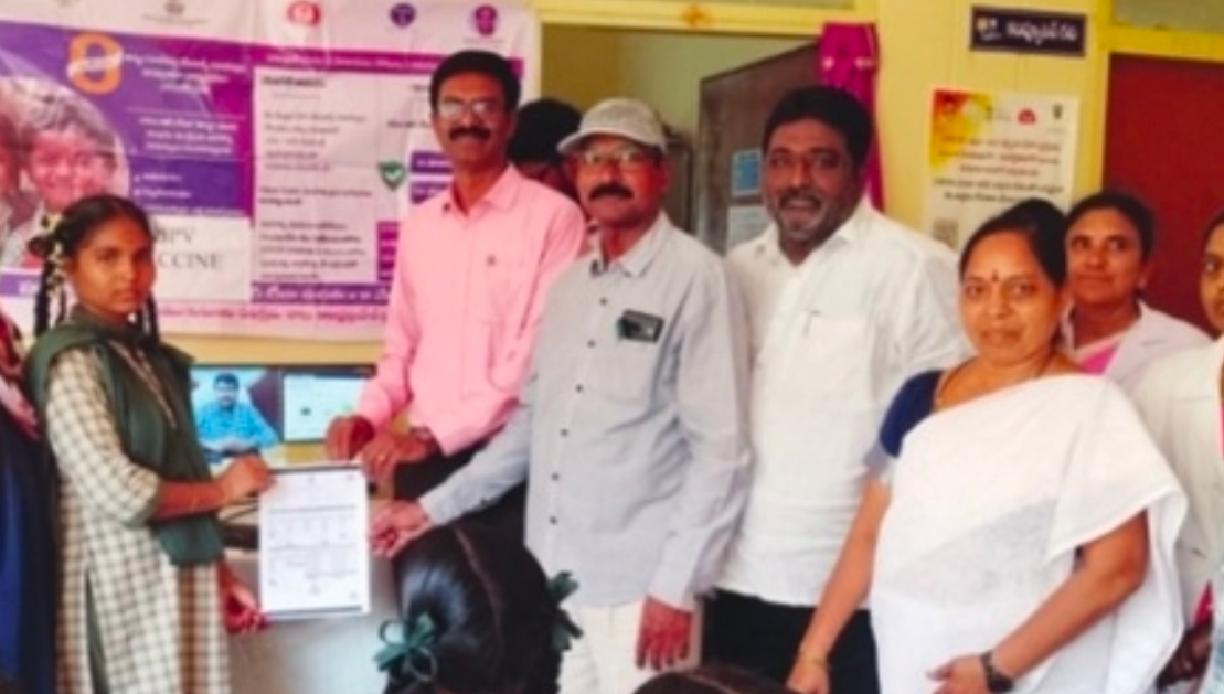 **ఈ రాష్ట్ర కూటమి ప్రభుత్వాన్ని సూటుగా ప్రశ్న ఇస్తున్న *బుర్రి ప్రతాప్* వైయస్సార్సీపి ఎన్టీఆర్ జిల్లా అధికార ప్రతినిధి* ‘పల్లె పండుగ’ పేరుతో ప్రచార ఆర్భాటం.. పల్లెల్లో సమస్యలు మాత్రం అలాగే! కరువు కాటులో గ్రామీణ ఆంధ్రప్రదేశ్‌.. తాగునీరు, సాగునీటి కోసం ప్రజల అవస్థలు రైతులకు ఉపశమనం ఎప్పుడు? ఆర్భాట కార్యక్రమాలకే ప్రాధాన్యమా? అమరావతి, సెప్టెంబర్ 29: ఆంధ్రప్రదేశ్‌లో గ్రామీణ ప్రాంతాలు కరువు, తాగునీరు–సాగునీటి కొరత, వ్యవసాయ ఇబ్బందులతో సతమతమవుతున్న సమయంలో ‘పల్లె పండుగ’ పేరుతో కూటమి ప్రభుత్వం పెద్ద ఎత్తున ప్రచార కార్యక్రమాలు నిర్వహిస్తోందని వైఎస్సార్‌సీపీ వర్గాలు విమర్శిస్తున్నాయి. సాధారణంగా గ్రామాల్లో జరిగే గుంతల పూడ్చివేత, రోడ్ల పక్కన పిచ్చిమొక్కల తొలగింపు వంటి పనులను కూడా భారీ ప్రచార కార్యక్రమాలుగా చూపుతున్నారని ఆరోపిస్తున్నాయి. గ్రామాల్లో నిజమైన పండుగ వాతావరణం రావాలంటే రైతుల ఇళ్లలో సంతోషం ఉండాలని, వ్యవసాయ కూలీలకు నిరంతర ఉపాధి లభించాలని, ప్రభుత్వ పాఠశాలల్లో సౌకర్యాలు మెరుగుపడాలని, ఆరోగ్య కేంద్రాల్లో మందులు అందుబాటులో ఉండాలని, ప్రతి కుటుంబానికి సురక్షితమైన తాగునీరు లభించాలని, ప్రభుత్వ సేవలు ప్రజల ఇళ్లకు లేదా గ్రామస్థాయిలో సులభంగా అందాలని కథనం పేర్కొంది. — రూ.కోటి పనులపై నకిలీ పత్రాల ఆరోపణలు! పవన్‌ కల్యాణ్‌ ఆధ్వర్యంలోని శాఖకు సంబంధించిన వ్యవహారంలో అవినీతి ఆరోపణలు వెలుగులోకి వచ్చాయని కథనం పేర్కొంది. మడకశిర నియోజకవర్గంలోని రొల్ల మండలంలో దాదాపు రూ.కోటి విలువైన పనులకు నకిలీ పత్రాలు తయారు చేశారనే ఆరోపణలు వచ్చాయి. ఎంపీడీవో శ్రీనివాసరావు, వైఎస్సార్‌సీపీ ఎంపీపీ సుమ సంతకాన్ని ఫోర్జరీ చేసి, పనులు పూర్తికాకుండానే నిధులు డ్రా చేసేందుకు ప్రయత్నించారనే ఆరోపణలు కథనంలో ఉన్నాయి. రాష్ట్రవ్యాప్తంగా ఇలాంటి వ్యవహారాలు ఇంకా ఎన్ని ఉన్నాయనే ప్రశ్నను కూడా కథనం లేవనెత్తింది. అయితే ఈ ఆరోపణలపై సంబంధిత అధికారుల వివరణ కథనంలో ఇవ్వలేదు. — కరువు పరిస్థితులపై ముందస్తు చర్యలు ఎక్కడ? వర్షపాతం, ఉష్ణోగ్రతలపై ఎల్‌నినో ప్రభావం ఉండే అవకాశం ఉందని ప్రపంచ వాతావరణ సంస్థ జూన్‌లోనే హెచ్చరించిందని కథనం పేర్కొంది. నీటి నిల్వలను ముందుగానే నిర్వహించడం, ప్రత్యామ్నాయ పంటలకు రైతులను సిద్ధం చేయడం, పశుగ్రాస నిల్వలు ఏర్పాటు చేయడం, తాగునీటి వనరులను రక్షించడం వంటి చర్యలు అవసరమని అందులో ప్రస్తావించింది. విశాఖపట్నంలో తాగునీటి కోసం ప్రజలు ఆందోళనలకు దిగారని, రాయలసీమతో పాటు ఇతర ప్రాంతాల్లోనూ భూగర్భ జలమట్టాలు పడిపోయాయని కథనం తెలిపింది. కృష్ణా డెల్టా సహా పలు ప్రాంతాల్లో సాగునీరు అందక పంటలు ఎండిపోతున్నాయని పేర్కొంది. 513 మండలాల్లో కరువు పరిస్థితులు? ప్రభుత్వ సమీక్షలో అధికారులు తెలిపిన వివరాల ప్రకారం 513 మండలాల్లో కరువు పరిస్థితులు ఉన్నట్లు కథనం పేర్కొంది. వాటిలో 268 మండలాల్లో తీవ్ర పరిస్థితులు, 245 మండలాల్లో మధ్యస్థ పరిస్థితులు ఉన్నట్లు వివరించింది. అయినప్పటికీ కరువు ప్రభావిత మండలాల అధికారిక ప్రకటన ఆలస్యమవుతోందని కథనం విమర్శించింది. — రైతు భరోసా కేంద్రాలు బలహీనపడ్డాయా? గత వైఎస్సార్‌సీపీ ప్రభుత్వ హయాంలో 10,778 రైతు భరోసా కేంద్రాలు ఏర్పాటు చేసి విత్తనాల నుంచి పంట కొనుగోలు వరకు రైతులకు సేవలు అందించారని కథనం పేర్కొంది. సబ్సిడీపై విత్తనాలు, ఎరువులు, పురుగుమందులు అందించడం, రైతులకు వ్యవసాయ నిపుణుల సలహాలు ఇవ్వడం వంటి కార్యక్రమాలు జరిగేవని తెలిపింది. ప్రస్తుతం ఆ వ్యవస్థ బలహీనపడిందని, రైతులు ఎరువుల కోసం దుకాణాల వద్ద రోజుల తరబడి వేచి ఉండాల్సి వస్తోందని, వ్యవసాయ ఇన్‌పుట్స్‌ బ్లాక్‌మార్కెట్‌కు మళ్లుతున్నాయని కథనం ఆరోపించింది. రైతు భరోసా కేంద్రాల ద్వారా పంట కొనుగోలు వ్యవస్థ కూడా గతంలో ఉన్న స్థాయిలో పనిచేయడం లేదని పేర్కొంది. — ప్రకటనలు ఎక్కువ.. రైతులకు ఉపశమనం ఎక్కడ? రైతులను తోట పంటల వైపు మళ్లించాలని ప్రభుత్వం సూచిస్తోందని కథనం తెలిపింది. తోట పంటల రక్షణ కోసం రూ.190 కోట్లు కేటాయించినట్లు చంద్రబాబు నాయుడు సమీక్షలో పేర్కొన్నారని అందులో ఉంది. అయితే ఇప్పటికే సాగులో ఉన్న పంటలకే నీటి కొరత ఏర్పడుతున్న పరిస్థితుల్లో కొత్తగా తోట పంటలను విస్తరించాలని సూచించడం కంటే ముందుగా ప్రస్తుత పంటలను రక్షించాల్సిన అవసరం ఉందనే అభిప్రాయాలను కథనం ప్రస్తావించింది. 2025లో 393 మంది రైతులు, 2,472 మంది వ్యవసాయ కూలీలు ఆత్మహత్యలకు పాల్పడ్డారని కథనంలో పేర్కొంది. — గ్రామీణ పాలనలో మార్పులపై విమర్శలు 2019–2024 మధ్య వైఎస్సార్‌సీపీ ప్రభుత్వం గ్రామ, వార్డు సచివాలయాల ద్వారా ప్రభుత్వ సేవలను స్థానికంగా అందించే విధానాన్ని అమలు చేసిందని కథనం పేర్కొంది. గ్రామ, వార్డు సచివాలయాల ద్వారా స్థానికంగా ప్రభుత్వ సేవలు అందించడంతో పాటు, వాలంటీర్ల వ్యవస్థ ద్వారా సంక్షేమ పథకాలు, ఇతర ప్రభుత్వ సేవలను ప్రజల ఇళ్ల వద్దకు తీసుకెళ్లినట్లు కథనం వివరించింది. కోవిడ్‌ సమయంలో వాలంటీర్లు జ్వర సర్వేలు, రోగుల గుర్తింపు, మందుల పంపిణీ వంటి సేవల్లో పాల్గొన్నారని పేర్కొంది. ఎన్నికలకు ముందు వాలంటీర్లకు రూ.10,000 వేతనం ఇస్తామని చంద్రబాబు నాయుడు, పవన్‌ కల్యాణ్‌ హామీ ఇచ్చారని, అధికారంలోకి వచ్చిన తర్వాత వాలంటీర్‌ వ్యవస్థనే రద్దు చేశారని కథనం పేర్కొంది. ఈ విషయంపై ప్రభుత్వం నుంచి వేరే వివరణ కథనంలో లేదు. — ప్రభుత్వ పాఠశాలలు.. విద్యార్థుల సంఖ్య తగ్గుతోందా? పేద, మధ్యతరగతి కుటుంబాల పిల్లలు చదివే ప్రభుత్వ పాఠశాలల అభివృద్ధికి గత ప్రభుత్వం నాడు–నేడు కార్యక్రమం కింద నిధులు ఖర్చు చేసిందని కథనం పేర్కొంది. 15,713 పాఠశాలల అభివృద్ధికి రూ.8,524 కోట్లు ఖర్చు చేసినట్లు తెలిపింది. మరో 22,312 పాఠశాలల్లో చేపట్టిన పనులు ప్రభుత్వం మారిన తర్వాత నిలిచిపోయాయని కథనం ఆరోపించింది. ఇంగ్లిష్‌ మీడియం, సీబీఎస్‌ఈ, ఐబీ కార్యక్రమాలు నిలిచిపోయాయని, TOEFL శిక్షణ, 8వ తరగతి విద్యార్థులకు ట్యాబ్లెట్ల పంపిణీ, ద్విభాషా పాఠ్యపుస్తకాలు వంటి కార్యక్రమాలు కూడా కొనసాగడం లేదని కథనం పేర్కొంది. ప్రభుత్వ పాఠశాలల్లో విద్యార్థుల సంఖ్య 40,50,031 నుంచి 34,61,612కు తగ్గిందని కథనంలో గణాంకాలు ఉన్నాయి. రెండేళ్లలో సుమారు 4.64 లక్షల మంది విద్యార్థులు బయటకు వెళ్లారని, 2026–27లో మరో లక్ష మంది ప్రభుత్వ పాఠశాలలను వీడినట్లు పేర్కొంది. — గ్రామీణ వైద్యం.. సమస్యల వలయంలోనా? గ్రామీణ ప్రజలకు వైద్య సేవలు అందించే ప్రభుత్వ వ్యవస్థపై కూడా కథనం పలు విమర్శలు చేసింది. గత ప్రభుత్వం 17 ప్రభుత్వ వైద్య కళాశాలల ఏర్పాటుకు చర్యలు తీసుకుందని, ప్రస్తుత ప్రభుత్వం వాటిని పీపీపీ విధానంలోకి తీసుకెళ్లే ప్రయత్నం చేస్తోందని కథనం పేర్కొంది. ఆరోగ్యశ్రీని బీమా ఆధారిత విధానం వైపు మార్చుతున్నారని కూడా అందులో ఆరోపించింది. గతంలో 104 మొబైల్ మెడికల్ యూనిట్లు గ్రామాలకు వెళ్లి వైద్య సేవలు అందించేవని, ప్రస్తుతం వాటిలో అనేక వాహనాలు పనిచేయకుండా ఉన్నాయని కథనం పేర్కొంది. అలాగే 10,132 విలేజ్ హెల్త్ క్లినిక్‌లు ఏర్పాటు చేశారని, ఒక్కో 2,500 మంది జనాభాకు ఒక క్లినిక్‌ చొప్పున ఈ వ్యవస్థను రూపొందించినట్లు కథనంలో ఉంది. గిరిజన ప్రాంతాల్లో రూ.246 కోట్లతో చేపట్టిన మల్టీ స్పెషాలిటీ ఆసుపత్రుల పనులు నెమ్మదించాయని లేదా నిలిచిపోయాయని పేర్కొంది. ప్రభుత్వ ఆసుపత్రుల్లో మందులు, సిరంజీలు, శస్త్రచికిత్స సామగ్రి కొరత ఉందని కథనం ఆరోపించింది. గత ప్రభుత్వ హయాంలో WHO, GMP ప్రమాణాలకు అనుగుణంగా 562 రకాల మందులు అందుబాటులో ఉండేవని పేర్కొంది. — నాడు–నేడు నిధులు.. ఆగిపోయిన పనులపై ప్రశ్నలు నాడు–నేడు కార్యక్రమం కింద 11 బోధనా ఆసుపత్రుల అభివృద్ధికి రూ.3,820 కోట్లు, ఏరియా ఆసుపత్రులు, కమ్యూనిటీ హెల్త్ సెంటర్లు, ప్రాథమిక ఆరోగ్య కేంద్రాల కోసం మరో రూ.1,223 కోట్లు ఖర్చు చేసినట్లు కథనం పేర్కొంది. మిగిలిన పనులు నిలిచిపోయాయని తెలిపింది. పలాస కిడ్నీ రీసెర్చ్‌ సెంటర్‌లో నిపుణులను తొలగించారని, మార్కాపురం కిడ్నీ సెంటర్‌ నిర్మాణం ఆగిపోయిందని కూడా కథనం పేర్కొంది. — పల్లె పండుగ అంటే.. ప్రజల జీవితాల్లో వెలుగులు రావాలి! గ్రామాల్లో ప్రజలు తాగునీటి కోసం ఇబ్బంది పడుతూ, రైతులు సాగునీటి కోసం ఎదురుచూస్తూ, పంటలు ఎండిపోతున్న సమయంలో కేవలం సిమెంట్‌ రోడ్ల ప్రారంభోత్సవాలను ‘పల్లె పండుగ’గా ప్రచారం చేయడంపై కథనం ప్రశ్నలు లేవనెత్తింది. గ్రామీణ ప్రాంతాల్లో కరువు, నీటి కొరత, రైతుల సమస్యలు, పాఠశాలలు, ఆరోగ్య సేవలు వంటి ప్రాథమిక సమస్యలకు పరిష్కారం లభించినప్పుడే పల్లె ప్రజలకు నిజమైన పండుగ వాతావరణం ఏర్పడుతుందని కథనం ముగింపులో పేర్కొంది.