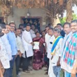 పేదవాడి ఇంటికే సీఎం సాయం 1,28000 వేల చెక్కులు అందజేసిన జ్యోతుల నవీన్