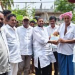 రామచంద్రపురం మోడరన్ డిగ్రీకాలేజీ విద్యార్థులకు హెచ్ ఐ వి మరియు ఎయిడ్స్ పై అవగాహన కల్పిస్తున్న క్లస్టర్ ప్రీవెన్షన్ ఆఫీసర్ జి రామానాయుడు