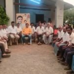 రామచంద్రపురం మోడరన్ డిగ్రీకాలేజీ విద్యార్థులకు హెచ్ ఐ వి మరియు ఎయిడ్స్ పై అవగాహన కల్పిస్తున్న క్లస్టర్ ప్రీవెన్షన్ ఆఫీసర్ జి రామానాయుడు