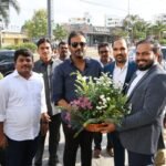 మంగనూరు గ్రామంలో జిగురు అట్టలతో పంటలకు రక్షణ: వ్యవసాయ విద్యార్థులు