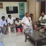 మోదీ గారి జన్మదినం సందర్భంగా మైలవరంలో ‘ఆశీర్వాద్ కా దియా’ దేశ ప్రగతి కోసం నిరంతరం శ్రమిస్తున్న ప్రధాని నరేంద్ర మోదీకి దీపాలు వెలిగించి ఆశీస్సులు – మద్దతు తెలియజేయాలి: ఎమ్మెల్యే వసంత వెంకట కృష్ణప్రసాదు గారు ఎన్టీఆర్ జిల్లా, మైలవరం: ప్రధానమంత్రి శ్రీ నరేంద్ర మోదీ గారి జన్మదినాన్ని పురస్కరించుకుని మైలవరం నియోజకవర్గంలో తెలుగుదేశం పార్టీ ఆధ్వర్యంలో ‘ఆశీర్వాద్ కా దియా’ కార్యక్రమాన్ని ఘనంగా నిర్వహించారు. మైలవరం శాసనసభ్యులు, టీడీపీ రాష్ట్ర అధికార ప్రతినిధి, ఎన్టీఆర్ జిల్లా వసంత వెంకట కృష్ణప్రసాదు గారు ఈ కార్యక్రమంలో పాల్గొని దీపాలు వెలిగించారు. ఈ సందర్భంగా ఎమ్మెల్యే వసంత వెంకట కృష్ణప్రసాదు గారు మాట్లాడుతూ దేశ ప్రగతి, అభివృద్ధి కోసం ప్రధానమంత్రి నరేంద్ర మోదీ గారు నిరంతరం కృషి చేస్తున్నారని తెలిపారు. ఆయన జన్మదినాన్ని పురస్కరించుకుని ప్రతి ఒక్కరూ తమ ఇళ్ల వద్ద దీపాలు వెలిగించి ప్రధాని మోదీ గారికి ఆశీస్సులు, మద్దతు తెలియజేయాలని పిలుపునిచ్చారు. ప్రధాని నరేంద్ర మోదీ గారి ప్రజా సేవకు గుర్తుగా నిర్వహించిన ‘ఆశీర్వాద్ కా దియా’ కార్యక్రమంలో నియోజకవర్గ ప్రజలు, టీడీపీ నాయకులు, కార్యకర్తలు పెద్ద సంఖ్యలో ఉత్సాహంగా పాల్గొన్నారు. ఇళ్ల వద్ద దీపాలు వెలిగిస్తూ ప్రధానమంత్రి మోదీ గారికి జన్మదిన శుభాకాంక్షలు తెలిపారు. దేశం మరింత అభివృద్ధి పథంలో ముందుకు సాగాలని, ప్రజల సంక్షేమం, దేశ ప్రగతి నిరంతరం కొనసాగాలని ఆకాంక్షిస్తూ ఈ దీపోత్సవాన్ని నిర్వహించినట్లు తెలిపారు.