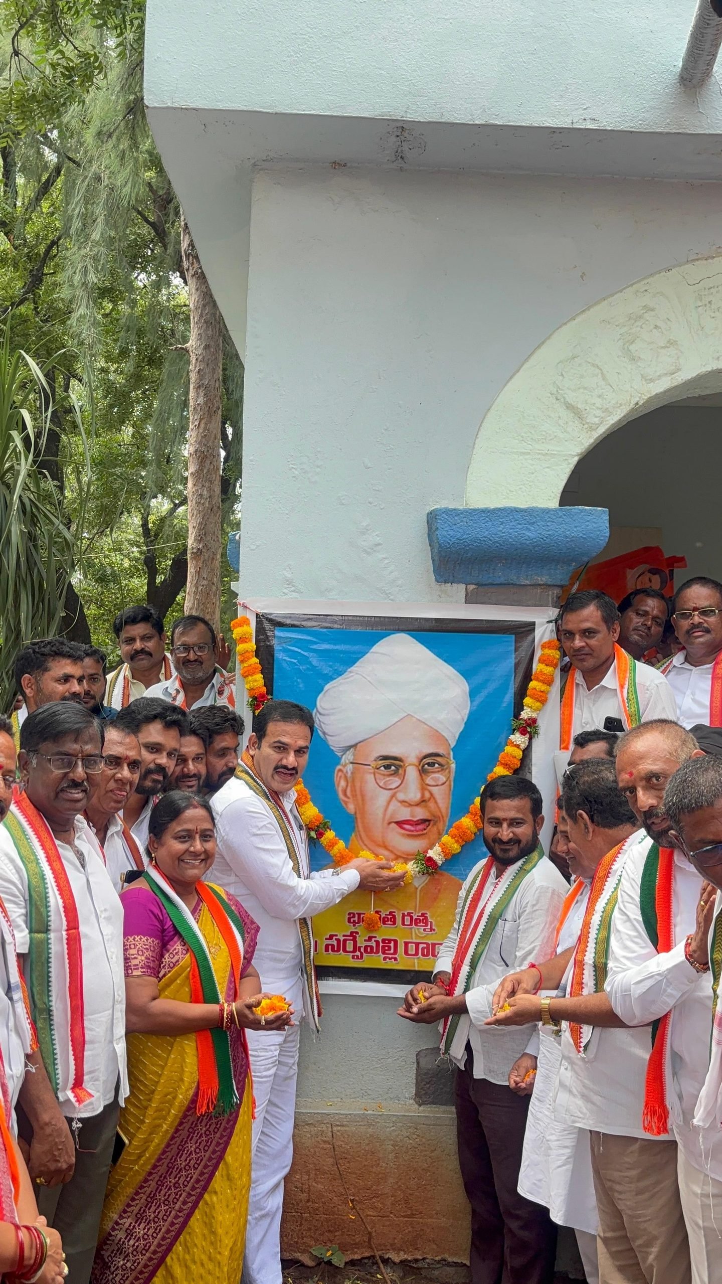 ఉపాధ్యాయ దినోత్సవ సందర్భంగా డాక్టర్ సర్వేపల్లి రాధాకృష్ణన్ కు ఘన నివాళులు