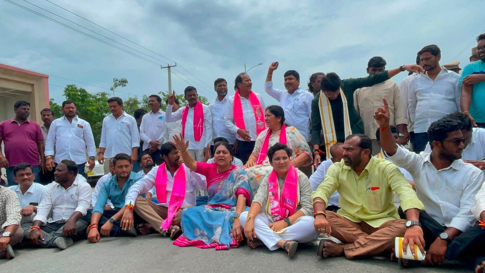 BRS ఎమ్మెల్యేలపై పోలీసులు జూలూO