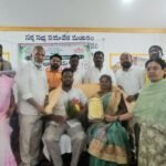 వృద్ధుడి పోషణకు కలెక్టర్ భరోసా “సమస్యపై వెంటనే చర్యలు తీసుకుంటాం” — కె.హరిత కుమారుడు పట్టించుకోవడం లేదని కలెక్టరేట్‌కు వచ్చిన వృద్ధుడు తేది: 18-09-2026 | పున్నమి రిపోర్టర్ | ఆసిఫాబాద్ ఆసిఫాబాద్: కుమారుడు తన పోషణ, బాగోగులు పట్టించుకోవడం లేదని ఫిర్యాదు చేసేందుకు కలెక్టరేట్‌కు వచ్చిన వృద్ధుడికి జిల్లా కలెక్టర్ కె.హరిత అండగా నిలిచారు. సమస్యను స్వయంగా అడిగి తెలుసుకుని, సంబంధిత అధికారులతో మాట్లాడి తగిన చర్యలు తీసుకుంటామని భరోసా కల్పించారు. కలెక్టరే స్వయంగా వెళ్లి సమస్యను విన్నారు జిల్లా కేంద్రంలోని సమీకృత జిల్లా కలెక్టరేట్ భవన సముదాయంలో శుక్రవారం కాగజ్‌నగర్ మండలం బోడేపల్లి గ్రామానికి చెందిన మల్లయ్య అనే వృద్ధుడు తన కుమారుడు తనను పోషించడం లేదని, బాగోగులు పట్టించుకోవడం లేదని ఫిర్యాదు చేసేందుకు వచ్చారు. విషయం తెలుసుకున్న జిల్లా కలెక్టర్ కె.హరిత వృద్ధుడి వద్దకు స్వయంగా వెళ్లి ఆయన సమస్యను అడిగి తెలుసుకున్నారు. కుటుంబ పరిస్థితులను తెలుసుకుని, సంబంధిత అధికారులతో వెంటనే మాట్లాడి సమస్య పరిష్కారానికి అవసరమైన చర్యలు తీసుకుంటామని తెలిపారు. అధికారులకు తక్షణ ఆదేశాలు వృద్ధుడి సమస్యను నిర్లక్ష్యం చేయకుండా పరిశీలించి, నిబంధనల ప్రకారం తగిన చర్యలు చేపట్టాలని సంబంధిత అధికారులకు కలెక్టర్ సూచించారు. దీంతో తన సమస్యను అధికారులు పట్టించుకుంటారనే నమ్మకంతో వృద్ధుడు కలెక్టర్‌కు కృతజ్ఞతలు తెలిపారు. ముఖ్యాంశాలు – బోడేపల్లి గ్రామానికి చెందిన వృద్ధుడు మల్లయ్య ఫిర్యాదు – కుమారుడు పోషణ, బాగోగులు పట్టించుకోవడం లేదని ఆవేదన – వృద్ధుడి వద్దకు స్వయంగా వెళ్లి సమస్య విన్న కలెక్టర్ కె.హరిత – సంబంధిత అధికారులతో మాట్లాడి చర్యలు తీసుకుంటామని హామీ – వృద్ధుడికి భరోసా కల్పించిన జిల్లా కలెక్టర్ — పున్నమి రిపోర్టర్