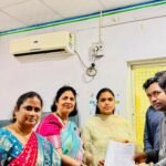 వృద్ధుడి పోషణకు కలెక్టర్ భరోసా “సమస్యపై వెంటనే చర్యలు తీసుకుంటాం” — కె.హరిత కుమారుడు పట్టించుకోవడం లేదని కలెక్టరేట్‌కు వచ్చిన వృద్ధుడు తేది: 18-09-2026 | పున్నమి రిపోర్టర్ | ఆసిఫాబాద్ ఆసిఫాబాద్: కుమారుడు తన పోషణ, బాగోగులు పట్టించుకోవడం లేదని ఫిర్యాదు చేసేందుకు కలెక్టరేట్‌కు వచ్చిన వృద్ధుడికి జిల్లా కలెక్టర్ కె.హరిత అండగా నిలిచారు. సమస్యను స్వయంగా అడిగి తెలుసుకుని, సంబంధిత అధికారులతో మాట్లాడి తగిన చర్యలు తీసుకుంటామని భరోసా కల్పించారు. కలెక్టరే స్వయంగా వెళ్లి సమస్యను విన్నారు జిల్లా కేంద్రంలోని సమీకృత జిల్లా కలెక్టరేట్ భవన సముదాయంలో శుక్రవారం కాగజ్‌నగర్ మండలం బోడేపల్లి గ్రామానికి చెందిన మల్లయ్య అనే వృద్ధుడు తన కుమారుడు తనను పోషించడం లేదని, బాగోగులు పట్టించుకోవడం లేదని ఫిర్యాదు చేసేందుకు వచ్చారు. విషయం తెలుసుకున్న జిల్లా కలెక్టర్ కె.హరిత వృద్ధుడి వద్దకు స్వయంగా వెళ్లి ఆయన సమస్యను అడిగి తెలుసుకున్నారు. కుటుంబ పరిస్థితులను తెలుసుకుని, సంబంధిత అధికారులతో వెంటనే మాట్లాడి సమస్య పరిష్కారానికి అవసరమైన చర్యలు తీసుకుంటామని తెలిపారు. అధికారులకు తక్షణ ఆదేశాలు వృద్ధుడి సమస్యను నిర్లక్ష్యం చేయకుండా పరిశీలించి, నిబంధనల ప్రకారం తగిన చర్యలు చేపట్టాలని సంబంధిత అధికారులకు కలెక్టర్ సూచించారు. దీంతో తన సమస్యను అధికారులు పట్టించుకుంటారనే నమ్మకంతో వృద్ధుడు కలెక్టర్‌కు కృతజ్ఞతలు తెలిపారు. ముఖ్యాంశాలు – బోడేపల్లి గ్రామానికి చెందిన వృద్ధుడు మల్లయ్య ఫిర్యాదు – కుమారుడు పోషణ, బాగోగులు పట్టించుకోవడం లేదని ఆవేదన – వృద్ధుడి వద్దకు స్వయంగా వెళ్లి సమస్య విన్న కలెక్టర్ కె.హరిత – సంబంధిత అధికారులతో మాట్లాడి చర్యలు తీసుకుంటామని హామీ – వృద్ధుడికి భరోసా కల్పించిన జిల్లా కలెక్టర్ — పున్నమి రిపోర్టర్