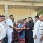 నర్సంపేటలో పెద్ది సుదర్శన్ రెడ్డి చిత్రపటానికి నివాళులర్పించిన సహచర ఉద్యమకారులు.