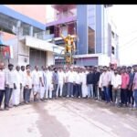 పాత నగలకు సాన పెడతామని నమ్మించి.. వెండి మాయం 18 తులాల వెండిని రసాయనంతో 8 తులాలకు తగ్గించిన మోసగాళ్లు