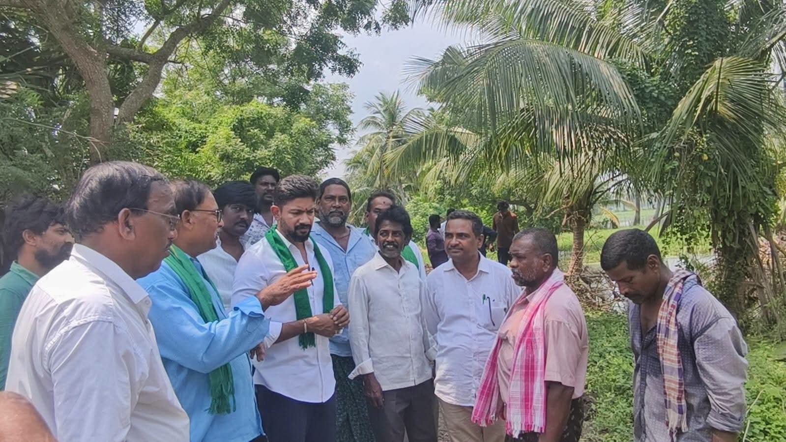 కోగిలి ఎంపీపీ పాఠశాలలో ఎస్ఎంసీ ఎన్నికలు ఏకగ్రీవం* *చైర్మన్‌గా రాయపు వెంకటేశ్వర్లు.. వైస్‌ చైర్మన్‌గా కమతం రజిని ఎన్నిక* *మండల బీసీ సెల్ అధ్యక్షుడు షేక్ రషీద్ భాయ్ ఆధ్వర్యంలో ప్రశాంతంగా ఎన్నికల నిర్వహణ* *పున్నమి న్యూస్ రిపోర్టర్ హరికృష్ణ చిట్టమూరు మండలం సెప్టెంబర్ 29*