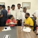 జనగామ మున్సిపాలిటీ ఆవరణలో నూతన ఆటో ల కు, జేసీబీ కి జండా ఊపి ప్రారంభించిన మంత్రి పొంగులేటి