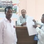 పిడుగుపాటుకి సెల్‌ఫోన్ పేలి.. ఇంటర్ విద్యార్థి మృతి