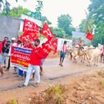 పెట్రోల్ నీటిని పోలి ఉండడంతో బంక్ సిబ్బందిని ప్రశ్నించిన వాహనదారుడు