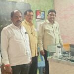రోడ్లపై టస్కర్లు నిలవడంతో ప్రయాణికులు తీవ్ర ఇబ్బందులు