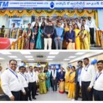 *అమరావతి ఉద్యమ యోధుడు దనేకుల రామారావుకు దేవినేని ఉమ ఘన నివాళి* *రామారావు కుటుంబ సభ్యులను పరామర్శించిన మాజీ మంత్రి* తుళ్లూరు, నేలపాడు (సెప్టెంబర్): *తెలుగుదేశం పార్టీ సీనియర్ నాయకులు, అమరావతి జేఏసీ సభ్యులు దనేకుల రామారావు కుటుంబ సభ్యులను టీడీపీ రాష్ట్ర ప్రధాన కార్యదర్శి, మాజీ మంత్రి దేవినేని ఉమామహేశ్వరరావు పరామర్శించారు. అమరావతి ఉద్యమ సమయంలో 40 రోజుల పాటు జైలు జీవితం గడిపిన రామారావు ఇటీవల మృతి చెందారు. ఈ సందర్భంగా గుంటూరు జిల్లా తుళ్లూరు మండలం నేలపాడులోని ఆయన స్వగృహానికి వెళ్లిన దేవినేని ఉమా, కుటుంబ సభ్యులు, స్థానిక నాయకులతో కలిసి రామారావు చిత్రపటానికి పూలమాల వేసి ఘనంగా నివాళులు అర్పించారు. అనంతరం కుటుంబ సభ్యులను పరామర్శించి తన ప్రగాఢ సానుభూతిని తెలియజేశారు.*