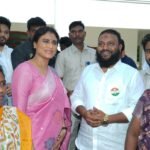 దాతల సహకారం అభినందనీయం.. విద్యార్థినులకు యూనిఫామ్స్ పంపిణీ చేసిన ఎమ్మెల్యే గిడ్డి సత్యనారాయణ