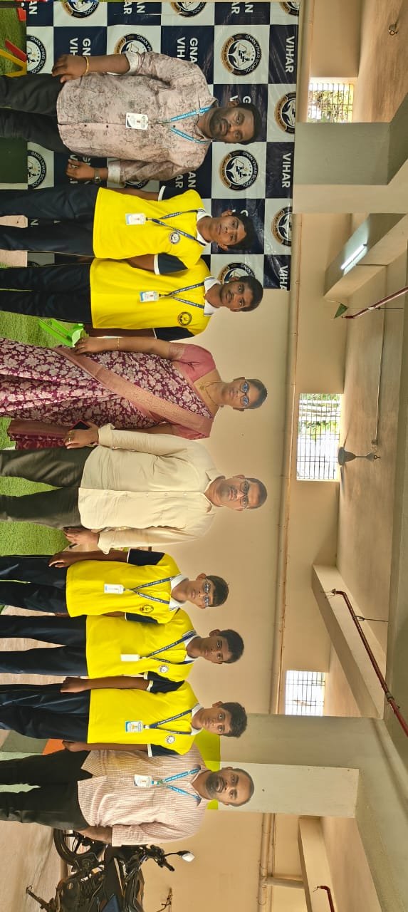 కోళ్ల వ్యాను ఢీకొని ఒకరి మృతి.. మరొకరికి తీవ్ర గాయాలు