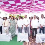 విశాఖ లో విఘ్నేశ్వరుడి వినూత్న రూపాలు! భక్తికి సృజనాత్మకత తోడై.. విశాఖలో కొలువుతీరనున్న ప్రత్యేక గణపతులు రుద్రాక్షలు.. గాజులు.. ఖర్జూరాలు.. శంఖాలు.. మొక్కలతో అద్భుత ప్రతిమలు