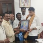 పింఛను పంపిణీ కార్యక్రమంలో పాల్గొన్న లంక నితీష్ పున్నమి న్యూస్ ప్రతినిధి ఎన్టీఆర్ జిల్లా మైలవరం న్యూస్ ఎన్టీఆర్ జిల్లా