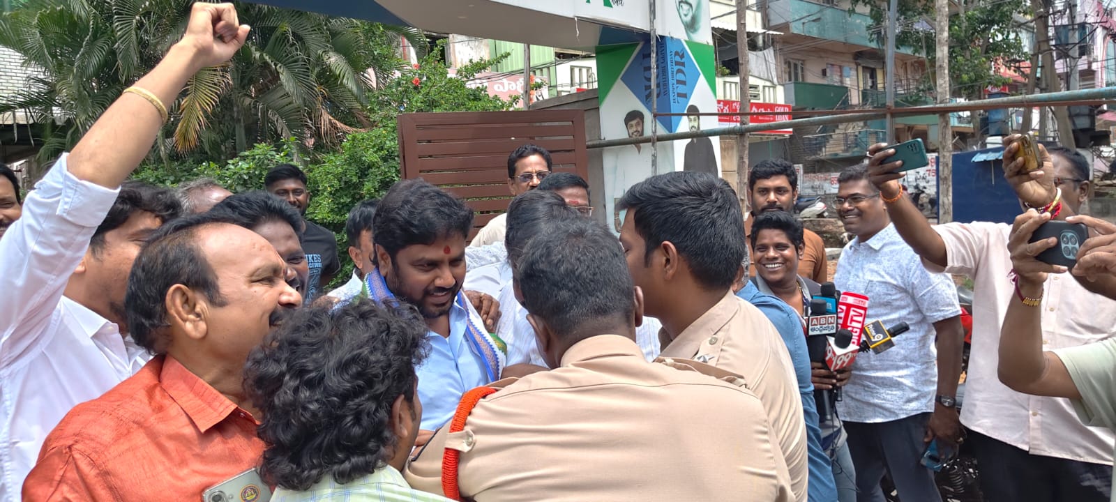 వైసీపీ చలో మారికవలసకు బ్రేక్ గాజువాక ఇంచార్జ్ తిప్పల దేవన్ రెడ్డి ను అడ్డుకున్న పోలీసులు