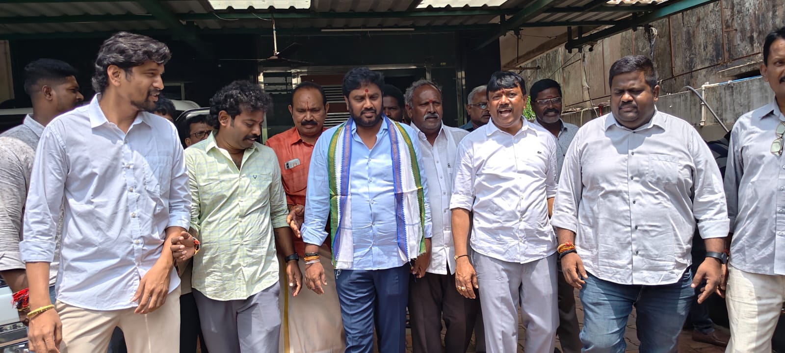 వైసీపీ చలో మారికవలసకు బ్రేక్ గాజువాక ఇంచార్జ్ తిప్పల దేవన్ రెడ్డి ను అడ్డుకున్న పోలీసులు