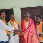 నంద్యాలలో ఎన్టీఆర్ భరోసా పింఛన్ల పంపిణీ చేసిన మంత్రి ఎన్‌ఎమ్‌డి ఫరూక్