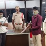 డిజిటల్ భగవద్గీత విశేషాలను వివరించిన పుష్పరెడ్డి ఆశీర్వదించిన అర్చకులు, ఆగమ సలహాదారులు శ్రీనివాసాచార్యులు