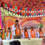 ఉచిత ఏకరూప దుస్తులు పంపిణీ