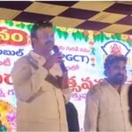 *స్థానిక ఎన్నికల్లో గెలుపే లక్ష్యంగా ప్రతి కార్యకర్త – నాయకుడు సమిష్టిగా పనిచేయాలి.* *- మాజీ మంత్రివర్యులు జోగి రమేష్ గారు.* వై.యస్.ఆర్ కాలనీ/విజయవాడ రూరల్ :- ది.19/09/26 *మైలవరం నియోజకవర్గం,విజయవాడ రూరల్ మండలం వైయస్సార్ కాంగ్రెస్ పార్టీ మండల స్థాయి సంస్థాగత విస్తృతస్థాయి సమావేశం లో పాల్గొన్న మాజీ మంత్రివర్యులు, మైలవరం నియోజకవర్గ సమన్వయకర్త శ్రీ జోగి రమేష్ గారు.* *ఈ సందర్భంగా రాష్ట్రంలో రానున్న స్థానిక సంస్థల ఎన్నికలను దృష్టిలో ఉంచుకుని నియోజకవర్గంలో అన్ని మండలాల్లో వైఎస్సార్‌సీపీ విజయమే లక్ష్యంగా ప్రతి కార్యకర్త సమష్టిగా కృషి చేయాలని పిలుపునిచ్చారు,పార్టీ విజయమే లక్ష్యంగా అభ్యర్థులు, నాయకులు, కార్యకర్తలు సమన్వయంతో ముందుకు సాగాలని సూచించారు.* *కార్యక్రమం అనంతరం పార్టీ నాయకులకు,కార్యకర్తలకు గుర్తింపు కార్డు ను పంపిణీ చేశారు,అనంతరం స్థానిక మండలంలోని ఎంపిపి,జడ్పీటీసీ,ఎంపీటీసీ లకు సన్మానించి వారి సేవలను గుర్తు చేసుకున్నారు.* *ఈ కార్యక్రమంలో మండలంలోని పార్టీ సినీయర్ నాయకులు,కార్యకర్తలు పాల్గొన్నారు.*