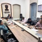 అర్జీలపై రిమార్క్స్‌ ఏవీ? ఎంపీడీవోను నిలదీసిన బాధితుడు