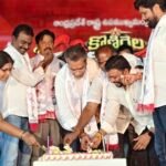 మృతుడి కుటుంబానికి ఆటో యూనియన్ ఆర్థిక సాయం.