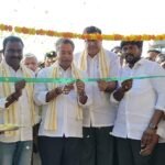 బుడమేరు వాగుపై వంతెన నిర్మాణానికి శ్రీకారం. శంకుస్థాపన చేసిన ఎమ్మెల్యే వసంత కృష్ణప్రసాదు గారు. దశాబ్దాలుగా రైతులు ఎదుర్కొంటున్న ఇబ్బందులకు పరిష్కారం. రూ.75 లక్షల వ్యయంతో వంతెన నిర్మాణం. రైతుల రాకపోకలు, పంటల రవాణాకు ఇక సౌకర్యం. ఎన్టీఆర్ జిల్లా, మైలవరం, 18/09/2026. మైలవరం పట్టణంలోని నారాయణనగర్ ప్రాంతంలో బుడమేరు వాగుపై రైతుల చిరకాల సమస్యకు పరిష్కారం లభించనుంది. దశాబ్దాలుగా వర్షాకాలంలో బుడమేరు వాగును దాటి అవతలి వైపున ఉన్న తమ పొలాలకు వెళ్లేందుకు రైతులు తీవ్ర ఇబ్బందులు పడుతున్న నేపథ్యంలో డి.ఎం.ఎఫ్ నిధులు రూ.75 లక్షల అంచనా వ్యయంతో నిర్మించనున్న లోలెవెల్ వంతెనకు మైలవరం శాసనసభ్యులు, టీడీపీ రాష్ట్ర అధికార ప్రతినిధి వసంత వెంకట కృష్ణప్రసాదు గారు శుక్రవారం శంకుస్థాపన చేశారు. నారాయణనగర్ ప్రాంతం నుంచి ప్రవహించే బుడమేరు వాగు కారణంగా ప్రతి ఏటా వర్షాకాలంలో రైతుల రాకపోకలకు తీవ్ర అంతరాయం ఏర్పడేది. వాగులో వరద ప్రవాహం పెరిగిన సమయంలో అవతలి వైపున ఉన్న వ్యవసాయ భూములకు వెళ్లడం, పంటలను తరలించడం రైతులకు పెద్ద సవాలుగా మారేది. గతంలో వరదలను నియంత్రించేందుకు నిర్మించిన చెక్‌డ్యాం సైతం దెబ్బతినడంతో సమస్య మరింత తీవ్రమైంది. ఈ సమస్యను పరిష్కరించాలని రైతులు చాలాకాలంగా విజ్ఞప్తులు చేస్తూ వస్తున్నారు. రైతుల ఇబ్బందులను గుర్తించిన ఎమ్మెల్యే వసంత కృష్ణప్రసాదు గారు వంతెన నిర్మాణానికి ప్రత్యేక చొరవ చూపారు. ఈ క్రమంలో ప్రతిపాదనలు సిద్ధం చేసి, రూ.75 లక్షల నిధులతో లోలెవెల్ వంతెన నిర్మాణానికి అనుమతులు తీసుకువచ్చారు. ప్రస్తుతం వాగులో నీటి ప్రవాహం లేని పరిస్థితి ఉండటంతో పనులను వేగంగా ప్రారంభించి, సాధ్యమైనంత త్వరగా పూర్తి చేయాలని అధికారులు, సంబంధిత సిబ్బందికి సూచించారు. వంతెన నిర్మాణం పూర్తయితే నారాయణనగర్ పరిసర ప్రాంతాల్లోని వందలాది ఎకరాల వ్యవసాయ భూములకు వెళ్లేందుకు రైతులకు రాకపోకల సౌకర్యం మెరుగుపడటంతో పాటు, పంటల రవాణా కూడా సులభతరం కానుంది. ఈ సందర్భంగా ఎమ్మెల్యే వసంత వెంకట కృష్ణప్రసాదు గారు మాట్లాడుతూ, రైతులు ఎన్నో ఏళ్లుగా ఎదుర్కొంటున్న సమస్యకు శాశ్వత పరిష్కారం చూపించాలనే ఉద్దేశంతో వంతెన నిర్మాణానికి చర్యలు చేపట్టినట్లు తెలిపారు. రైతుల ప్రయోజనాలు, వ్యవసాయాభివృద్ధికి అవసరమైన మౌలిక వసతుల కల్పనకు కూటమి ప్రభుత్వం ప్రాధాన్యత ఇస్తోందని పేర్కొన్నారు. వంతెన నిర్మాణం పూర్తయిన తర్వాత రైతుల రాకపోకలు, పంటల రవాణాలో ఇబ్బందులు గణనీయంగా తగ్గుతాయని తెలిపారు. దీంతో నారాయణనగర్ ప్రాంత రైతులు హర్షం వ్యక్తం చేస్తూ ఎమ్మెల్యే వసంత కృష్ణప్రసాదు గారికి కృతజ్ఞతలు తెలిపారు. ఈ కార్యక్రమంలో మైలవరం నియోజకవర్గ జనసేన పార్టీ ఇంఛార్జి అక్కల రామ్మోహనరావు (గాంధీ) గారు, స్థానిక ప్రజాప్రతినిధులు, కూటమి నాయకులు, కార్యకర్తలు, అధికారులు, గ్రామ ప్రజలు