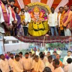 ఆదమరిచిన ట్రాఫిక్ సిబ్బంది: ఇబ్రహీంపట్నం రింగ్ సర్కిల్‌లో కిలోమీటర్ల మేర ‘ట్రాఫిక్ జామ్’ ఎన్టీఆర్ జిల్లా: ఇబ్రహీంపట్నం, సెప్టెంబర్, 19, ఇబ్రహీంపట్నం,నిత్యం వేలాది వాహనాల రాకపోకలతో అత్యంత రద్దీగా ఉండే ఇబ్రహీంపట్నం రింగ్ సర్కిల్ శనివారం ఉదయం పూర్తిగా స్తంభించిపోయింది. వాహనాల నిలిపివేతతో ఎటుచూసినా కిలోమీటర్ల మేర ట్రాఫిక్ నిలిచిపోయి, సర్కిల్ మొత్తం అష్టదిగ్బంధనంగా మారింది. అత్యవసరంగా వెళ్లాల్సిన ‘108’ అంబులెన్స్‌ల కు సైతం దారి లేని దుస్థితి నెలకొనడంతో రోగుల ప్రాణాలు గాల్లో దీపాలుగా మారాయి. చెట్టు కింద సిబ్బంది సేద తీరడం వల్లే..అత్యంత ప్రమాదకరమైన ఈ కూడలిలో వాహనాలను నియంత్రించాల్సిన ట్రాఫిక్ సిబ్బంది, ఎండ తీవ్రత ఎక్కువగా ఉందనే నెపంతో బాధ్యతలను విస్మరించి చెట్టు కింద సేదతీరడం కనిపించింది. సిబ్బంది నిర్లక్ష్యం వల్లే వాహనాలు ఒకదానికొకటి అడ్డుగా వచ్చి భారీగా జామ్ అయ్యాయని వాహనదారులు తీవ్ర ఆగ్రహం వ్యక్తం చేస్తున్నారు. ఇప్పటికే ఇబ్రహీంపట్నం సర్కిల్ తీవ్ర సిబ్బంది కొరతతో ఇబ్బంది పడుతుండగా, ఉన్న కొద్దిమంది సిబ్బంది కూడా ఈ విధంగా బాధ్యతారహితంగా వ్యవహరించడంపై విమర్శలు వెల్లువెత్తుతున్నాయి.ఉన్నతాధికారులు స్పందించాలి:రోజురోజుకూ పెరుగుతున్న వాహనాల రద్దీకి అనుగుణంగా ఇబ్రహీంపట్నం రింగ్ సర్కిల్‌లో సమర్థవంతమైన, అదనపు ట్రాఫిక్ సిబ్బందిని నియమించాలని స్థానికులు, వాహనదారులు కోరుతున్నారు. జిల్లా ఉన్నతాధికారులు తక్షణమే స్పందించి, విధుల్లో నిర్లక్ష్యం వహించిన సిబ్బందిపై చర్యలు తీసుకోవాలని, ట్రాఫిక్ సమస్యకు శాశ్వత పరిష్కారం చూపాలని డిమాండ్ చేస్తున్నారు.