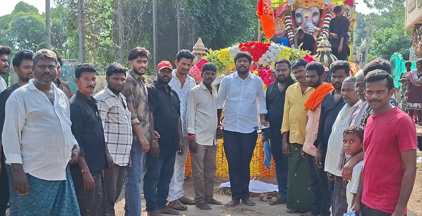 ఎన్టీఆర్ జిల్లా మైలవరం మండలం వడ్డెర సంఘం బజార్లో వినాయక చవితి లంక నితీష్ తెలుగుదేశం పార్టీ నాయకుడు