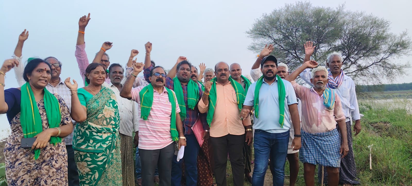 జడ్పీ చైర్‌పర్సన్ ఆనం అరుణమ్మకు అభినందనలు పదవీకాలం పూర్తైన సందర్భంగా మర్యాదపూర్వకంగా కలిసిన వైఎస్సార్‌సీపీ నేతలు