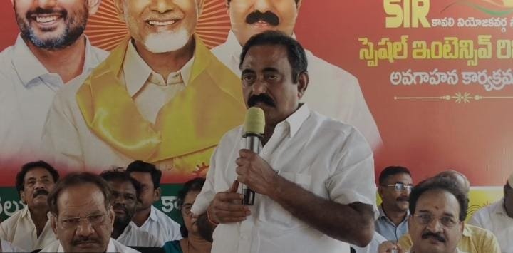 వాకింగ్ చేస్తూ ఒక్కసారిగా కుప్పకూలిన వ్యక్తి.. గుండెపోటుతో మృతి