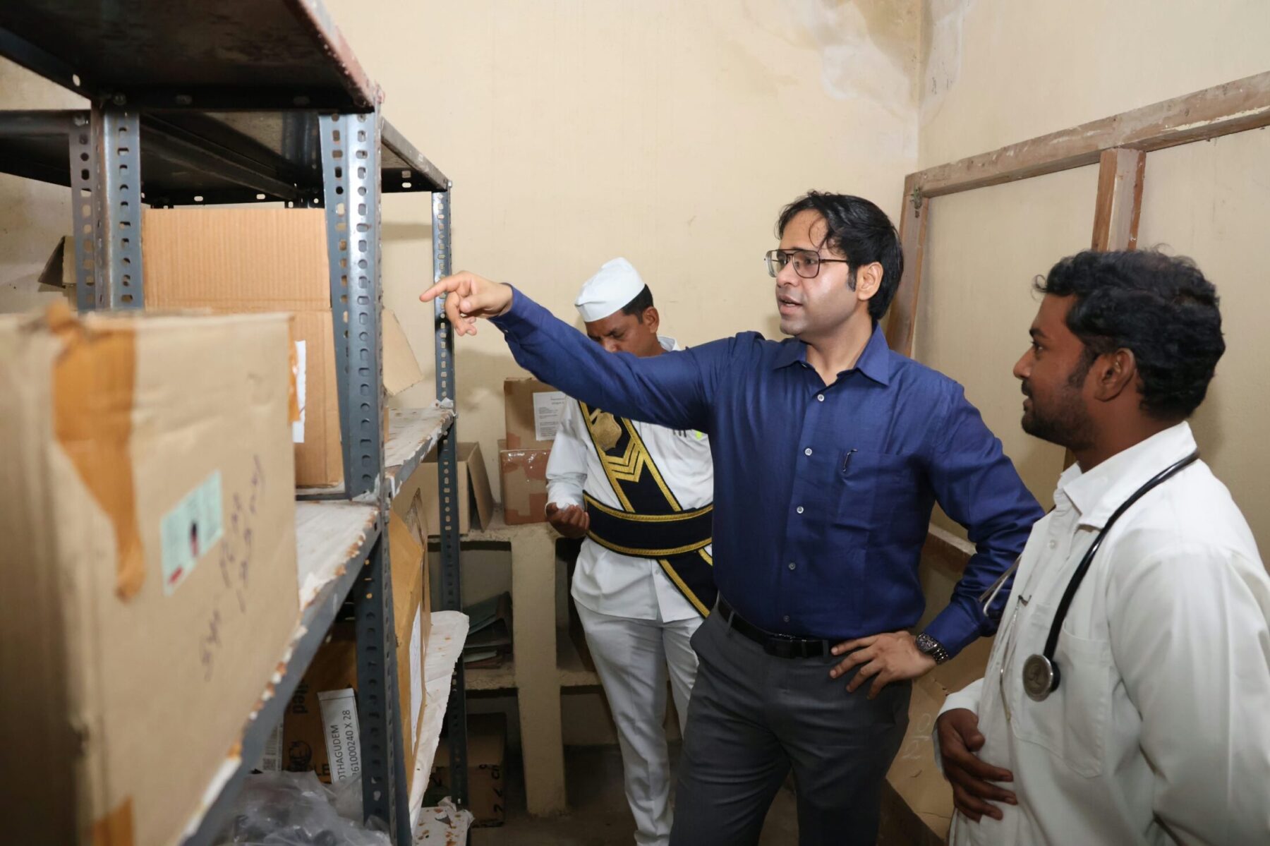 పాఠశాల, ఆరోగ్య కేంద్రంలో కలెక్టర్ ఆకస్మిక తనిఖీ విద్యార్థులకు నాణ్యమైన బోధన.. ప్రజలకు మెరుగైన వైద్య సేవలు అందించాలి