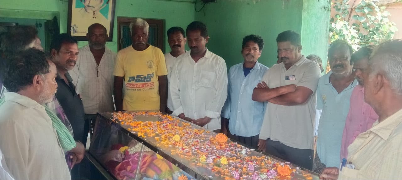 బళ్ళ శ్రీనివాసులు కుటుంబాన్ని పరామర్శించిన కాకాని