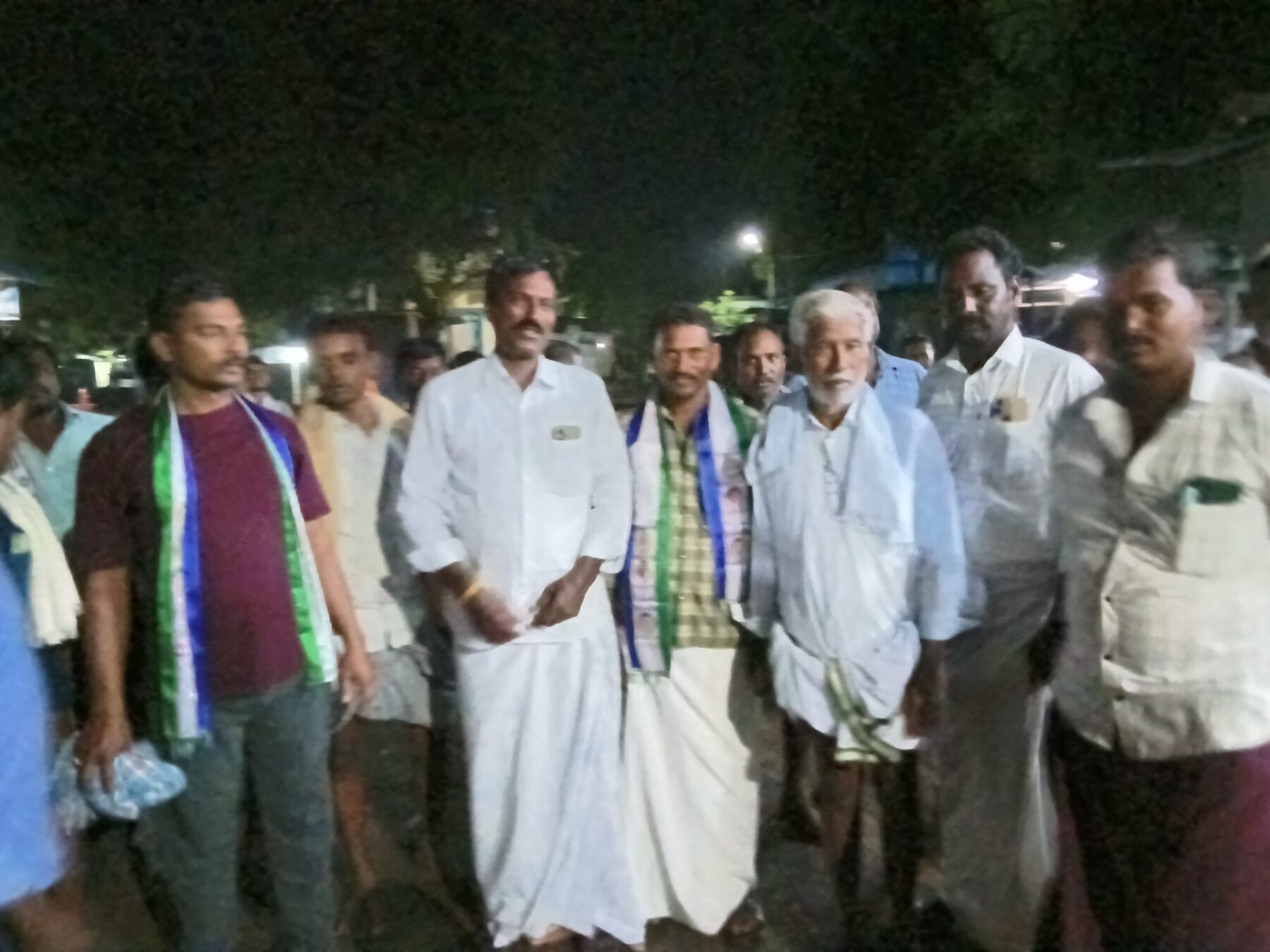అల్వాల గ్రామం లో వైసీపీ అభ్యర్థులు ఇంటింటా ప్రచారం