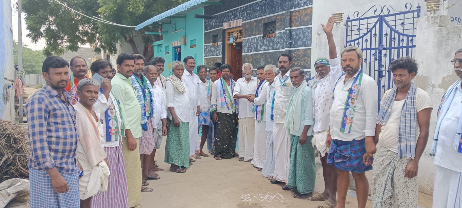 గెలుపే లక్ష్యంగా ప్రచారం నిర్వహిస్తున్న వైసిపి కార్యకర్తలు