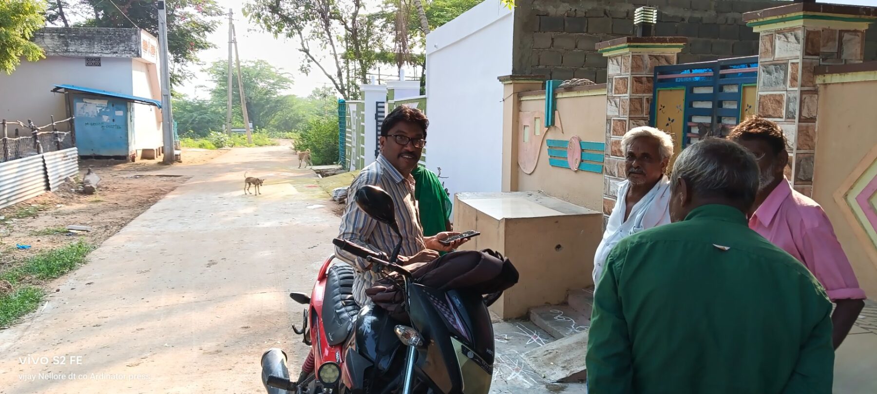 సీఎం చంద్రబాబు ఆదేశాలతో ముందస్తుగా పెన్షన్ల పంపిణీ వీఆర్వో మీరావలి