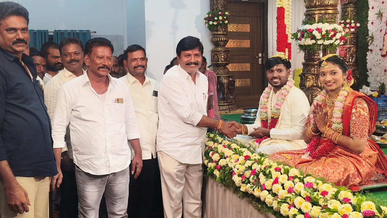 నూతన వధూవరులను ఆశీర్వదించిన జనసేన కావలి అసెంబ్లీ సమన్వయకర్త శ్రీ మన్నెమాల సుకుమార్ రెడ్డి గారు