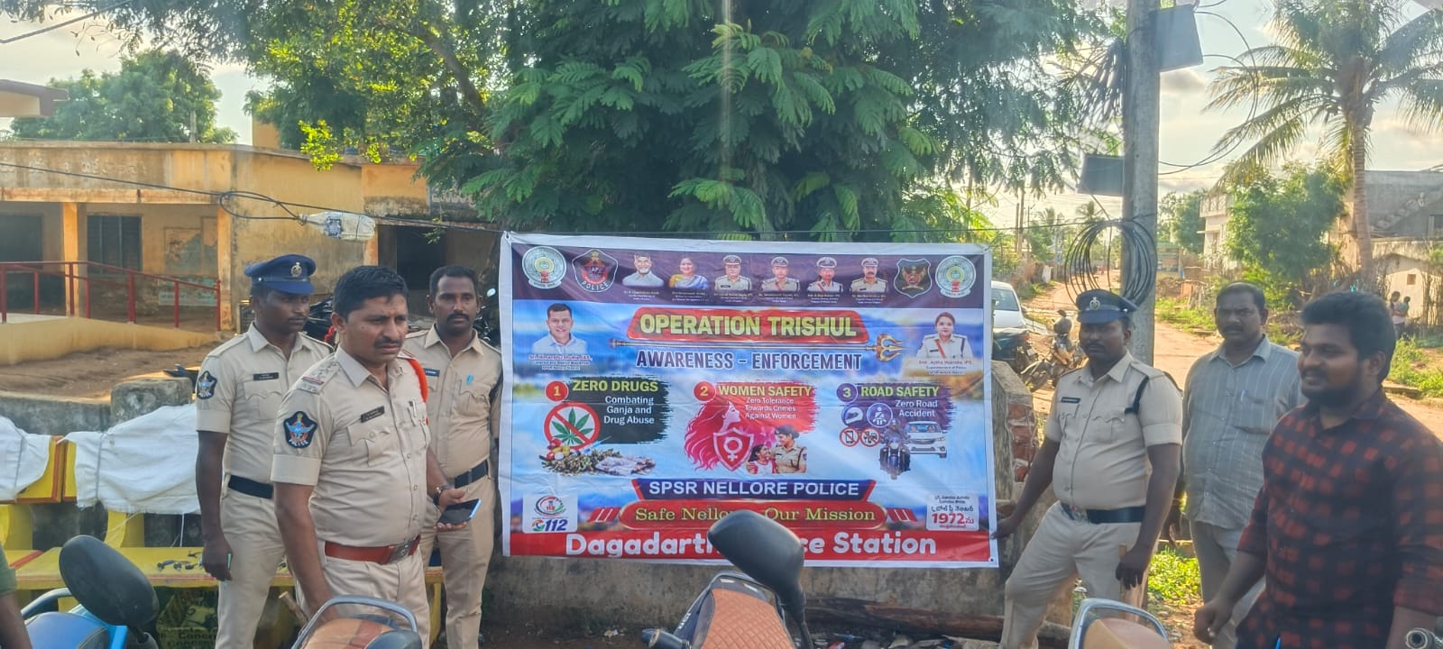 దగదర్తి ఎస్సై మహేంద్ర ఆధ్వర్యంలో కార్డన్ సెర్చ్‌.. త్రిశూల్ కార్యక్రమంపై అవగాహన